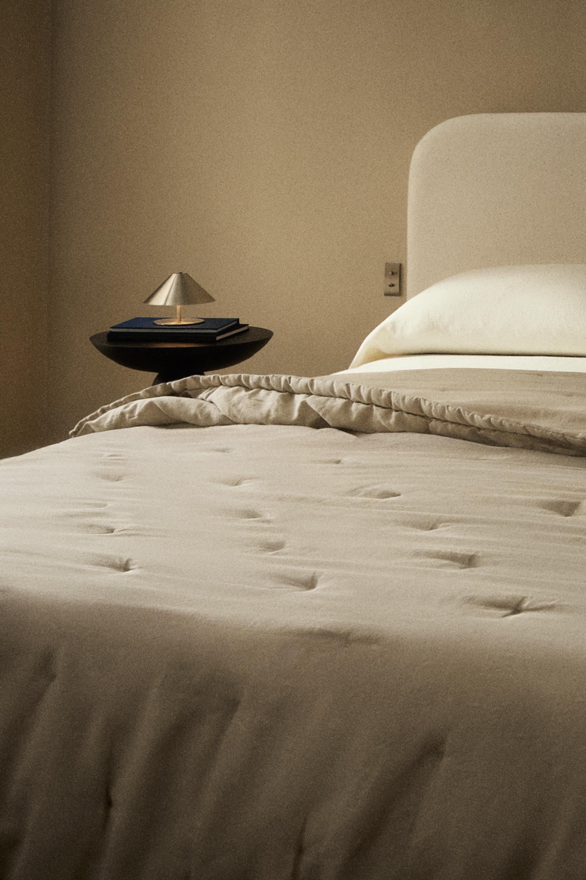 PADDED LINEN QUILT WITH DOTS